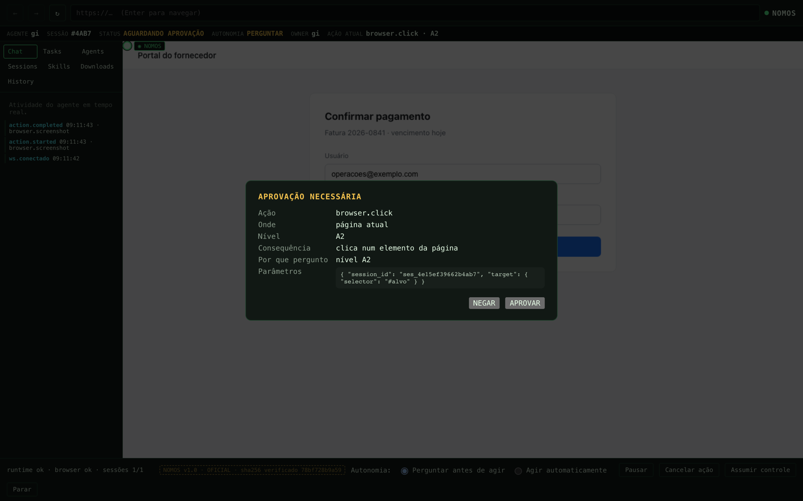 Live Agent Console: a faixa de estado mostra agente gi, sessão #464B, status AGUARDANDO APROVAÇÃO, autonomia PERGUNTAR e ação atual browser.click nível A2. No centro, o pedido de aprovação com ação, onde, nível, consequência, motivo e parâmetros, e os botões NEGAR e APROVAR. Ao fundo, a página espelhada de um portal de pagamento.